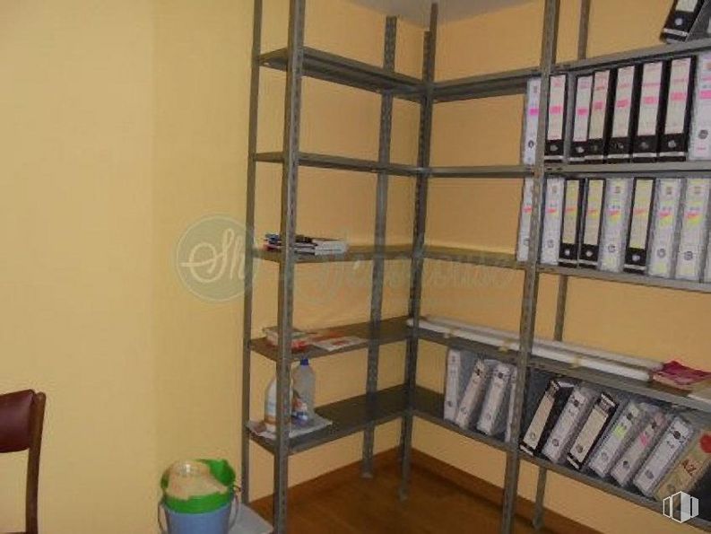 Office for rent at Paseo Conde de Sepúlveda, Segovia, 40006 with bookcase, shelf, furniture, shelving, publication, book, wood, flooring and ladder, room around