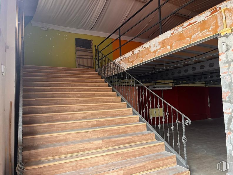 Industrial for sale & for rent at Calle Sol, Arganda del Rey, Madrid, 28500 with stairs, wood, building, flooring, floor, house, wood stain, hall, hardwood and beam around