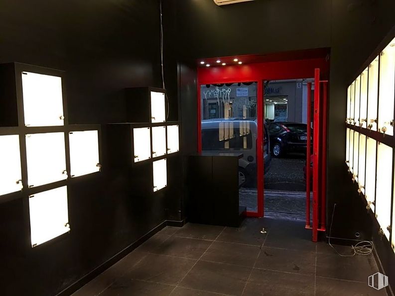 Local en alquiler en Calle General Díaz Porlier, Salamanca, Madrid, 28001 con ventana, puerta, iluminación automotriz, diseño de interiores, neumático, estantería, piso, rueda, exterior automotriz y suelo alrededor