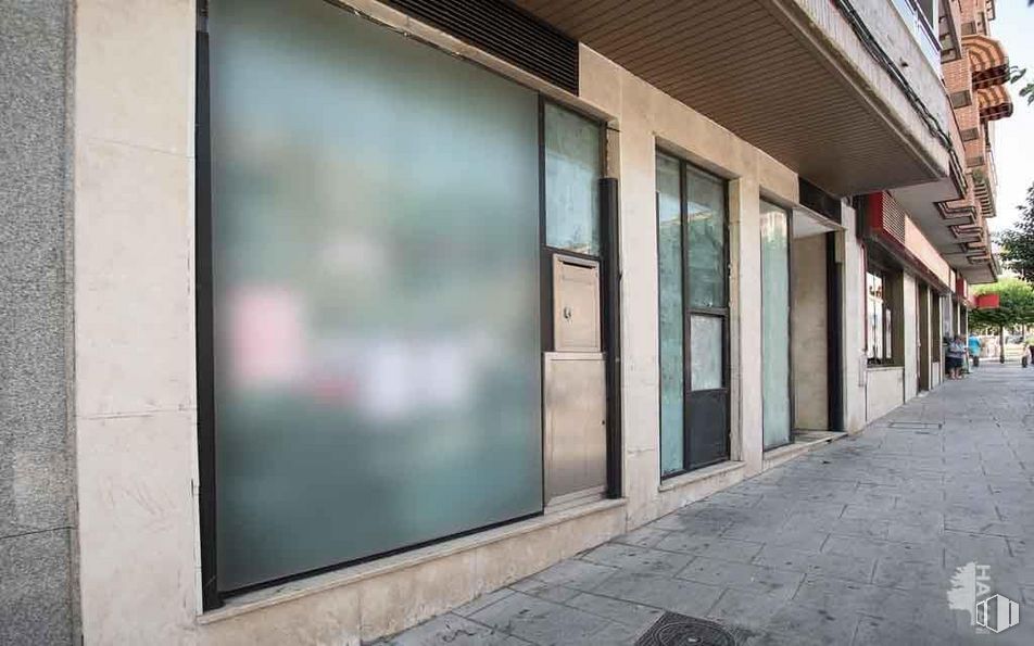 Local en venta en Plaza Salvador, 8, Leganés, Madrid, 28911 con ventana, edificio, superficie de carretera, barrio, pared, acera, fachada, planta, arte y ladrillo alrededor