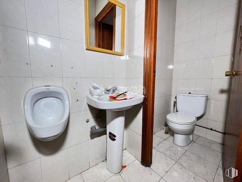 Retail for rent at Centro - Escritores, Leganés, Madrid, 28911 with toilet, sink, mirror, toilet seat, floor, bathroom, flooring, plumbing fixture, plumbing and tile around