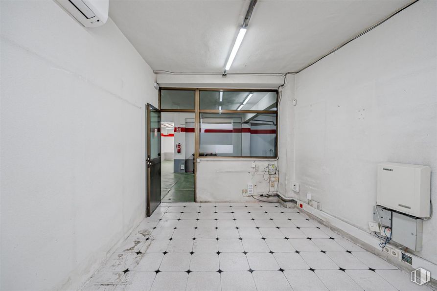 Local en venta en Avenida Federico Rubio y Galí, Tetuán, Madrid, 28039 con puerta, edificio, accesorio, suelos, suelo, gas, material compuesto, casa, techo y ingeniería alrededor