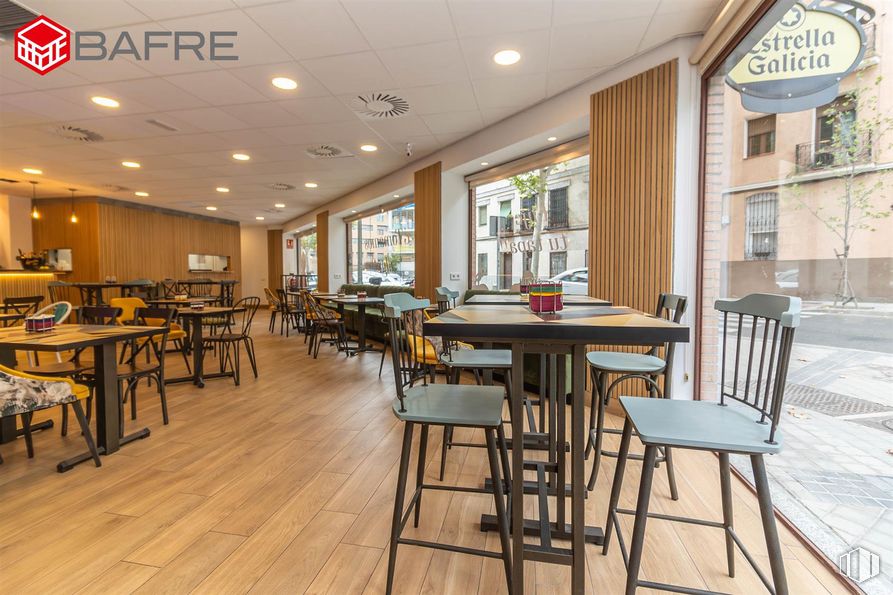 Retail for sale & for rent at Calle de Juan de Mariana, Arganzuela, Madrid, 28045 with chair, kitchen & dining room table, table, wood, flooring, restaurant, apartment, commercial building, glass and condominium around