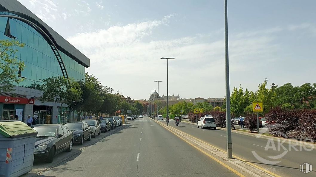 Retail for sale & for rent at Bulevar, Avenida Europa, Toledo, 45003 with car, building, waste container, sky, cloud, wheel, vehicle, street light, road surface and infrastructure around