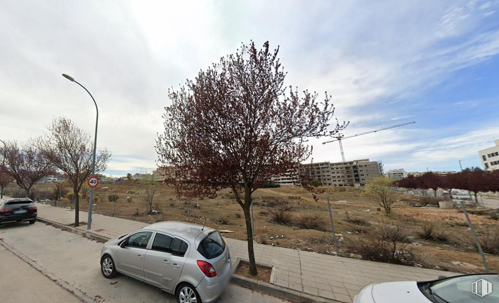 Land for sale at Zona Las Cañas, Guadalajara, 19005 with car, street light, wheel, tire, building, cloud, sky, plant, vehicle and motor vehicle around