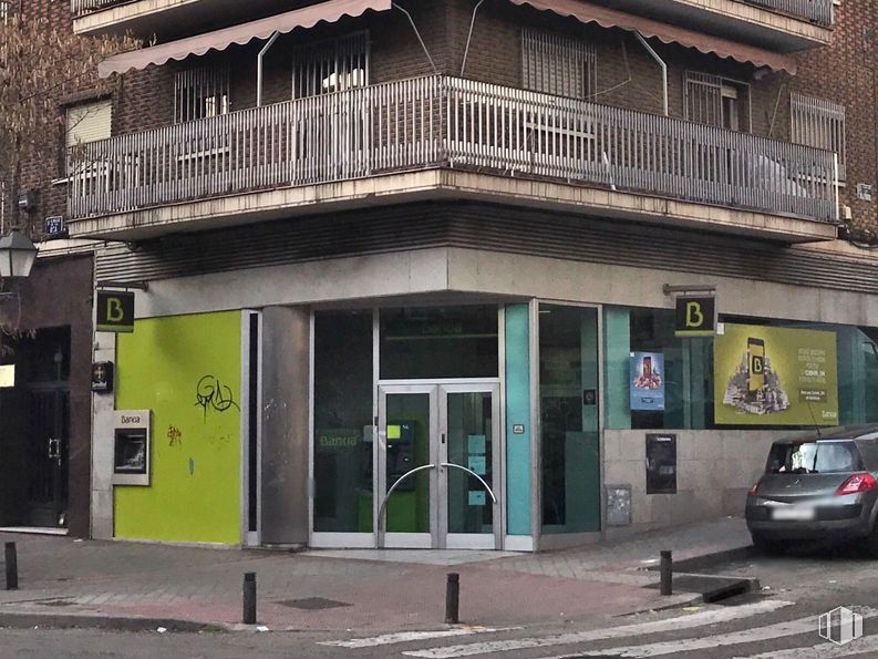 Local en alquiler y venta en Calle Oca, Carabanchel, Madrid, 28025 con coche, puerta, edificio, vehículo, matrícula del vehículo, barrio, fachada, inmobiliario, ciudad y edificio comercial alrededor