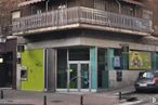 Local en alquiler y venta en Calle Oca, Carabanchel, Madrid, 28025 con coche, puerta, edificio, vehículo, matrícula del vehículo, barrio, fachada, inmobiliario, ciudad y edificio comercial alrededor