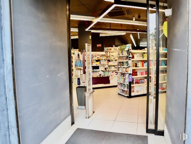 Retail for sale at Calle Alcalá de Henares, Guadalajara, 19003 with furniture, shelf, bookcase, shelving, publication, interior design, wood, building, flooring and floor around