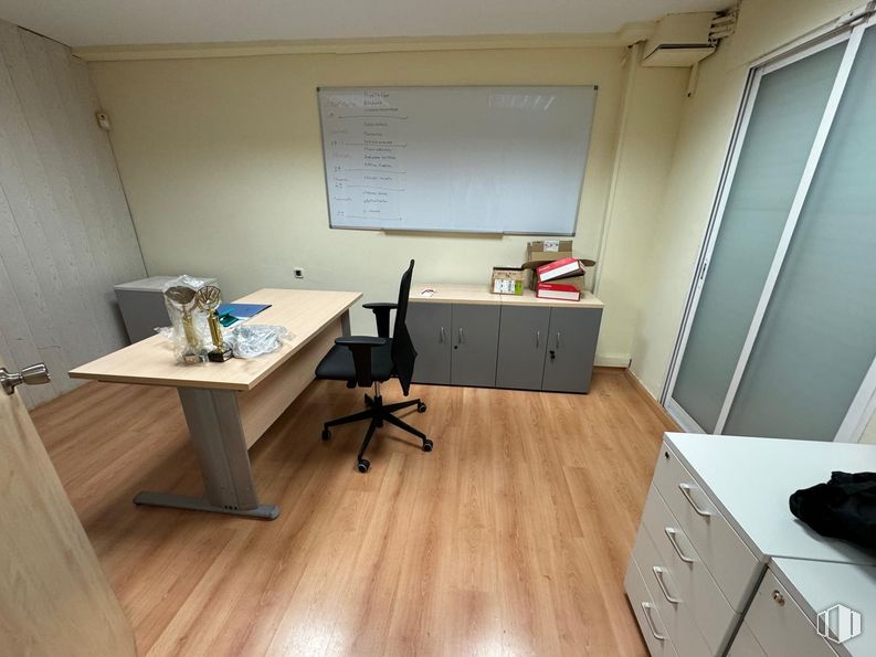 Retail for rent at Calle Unanimidad, Villaverde, Madrid, 28041 with whiteboard, cabinetry, table, desk, chest of drawers, filing cabinet, property, furniture, building and computer desk around