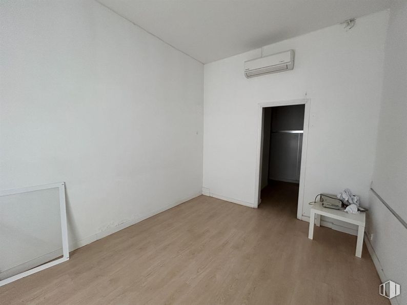 Retail for rent at Calle Divino Pastor, Centro, Madrid, 28004 with table, wood, flooring, hall, building, floor, comfort, laminate flooring, hardwood and wood flooring around