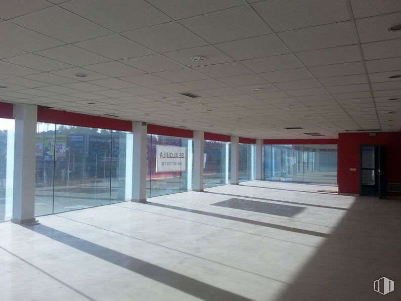 Office for rent at Carretera Fuencarral, 66, Alcobendas, Madrid, 28108 with door, fixture, floor, hall, flooring, commercial building, facade, building, glass, metropolitan area and city around