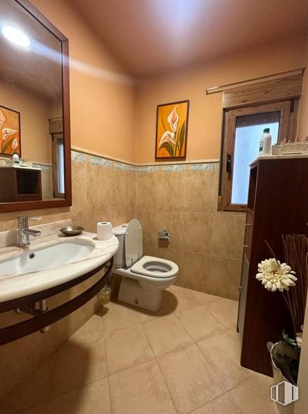 Retail for sale at Centro, Cuenca, 16001 with toilet, mirror, sink, brown, property, plumbing fixture, tap, picture frame, bathroom sink and bathroom around