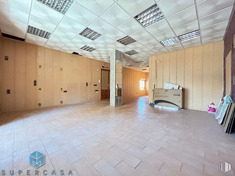 Office for rent at Calle Cardenal Tavera, Toledo, 45003 with home appliance, interior design, building, wood, flooring, floor, hall, house, ceiling and tile flooring around