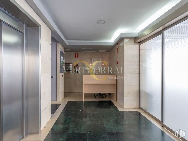 Oficina en venta en Zona Calle Alcalá, San Blas - Canillejas, Madrid, 28037 con edificio, accesorio, hall, interiorismo, madera, suelos, suelo, pared, vidrio y techo alrededor