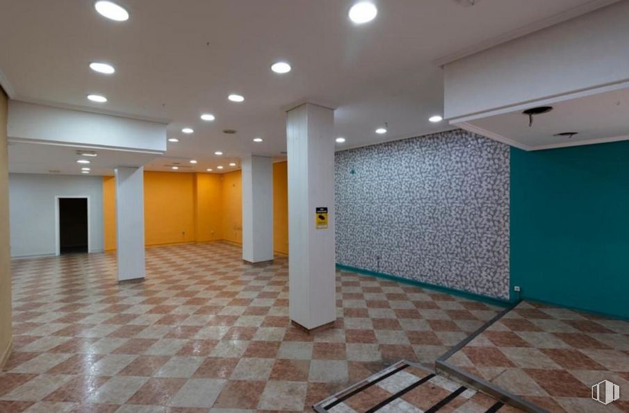 Retail for sale at Centro, Cuenca, 16004 with tile flooring, interior design, architecture, hall, flooring, floor, ceiling, fixture, glass and space around