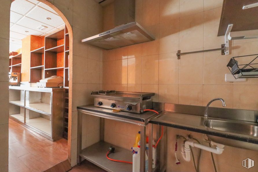 Retail for sale at Calle Juan Ramón Jiménez, Móstoles, Madrid, 28932 with sink, furniture, kitchen appliance, home appliance, cabinetry, kitchen sink, property, gas stove, kitchen stove and countertop around