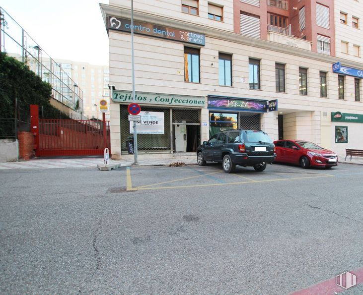 Retail for sale & for rent at Calle Rufino Blanco, Guadalajara, 19002 with car, building, automotive parking light, wheel, tire, window, property, vehicle, road surface and asphalt around