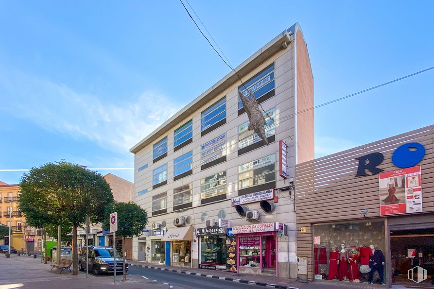 Oficina en venta en Calle Juan de la Cierva, 19, Arganda del Rey, Madrid, 28500 con edificio, coche, cielo, propiedad, nube, infraestructura, luz de la calle, ventana, barrio y árbol alrededor