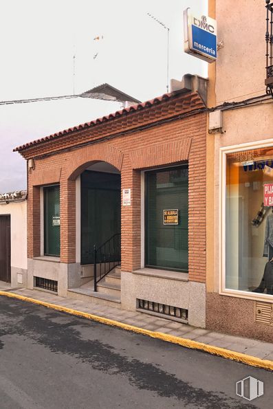 Local en alquiler y venta en Calle Lino Ramos, 3, La Puebla de Montalbán, Toledo, 45516 con ventana, cielo, edificio, asfalto, accesorio, superficie de carretera, ladrillo, puerta, área residencial y fachada alrededor