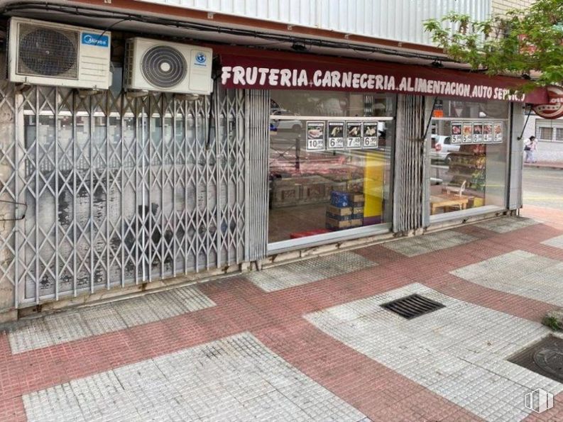 Retail for sale at Centro urbano, Alcobendas, Madrid, 28100 with infrastructure, line, road surface, wall, facade, city, sidewalk, sky, wood and road around