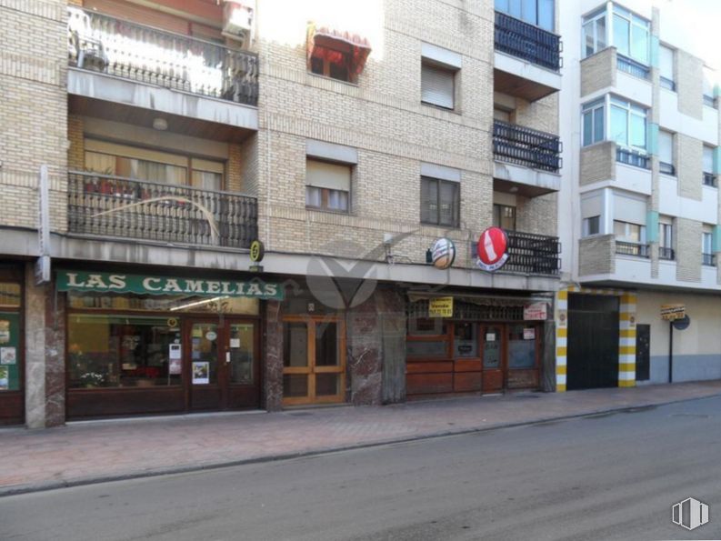 Retail for sale & for rent at Calle Las Torres, Cuenca, 16001 with building, window, fixture, urban design, residential area, city, real estate, facade, door and commercial building around