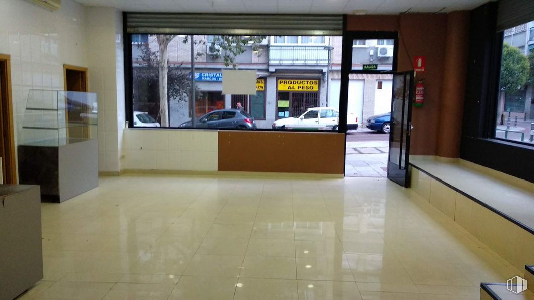 Local en alquiler y venta en Calle Canaleja, 1, Alcorcón, Madrid, 28921 con coche, neumático, rueda, vehículo, accesorio, diseño automovilístico, luz de estacionamiento, exterior del automóvil, suelo y suelos alrededor