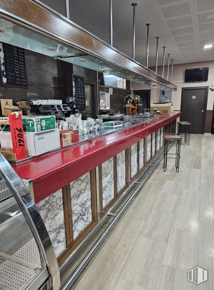 Local en alquiler y venta en Zona Fuensanta-Universidad, Cuenca, 16002 con taburete, suelos, interiorismo, suelo, techo, restaurante, cafetería, vidrio, lámpara y encimera alrededor