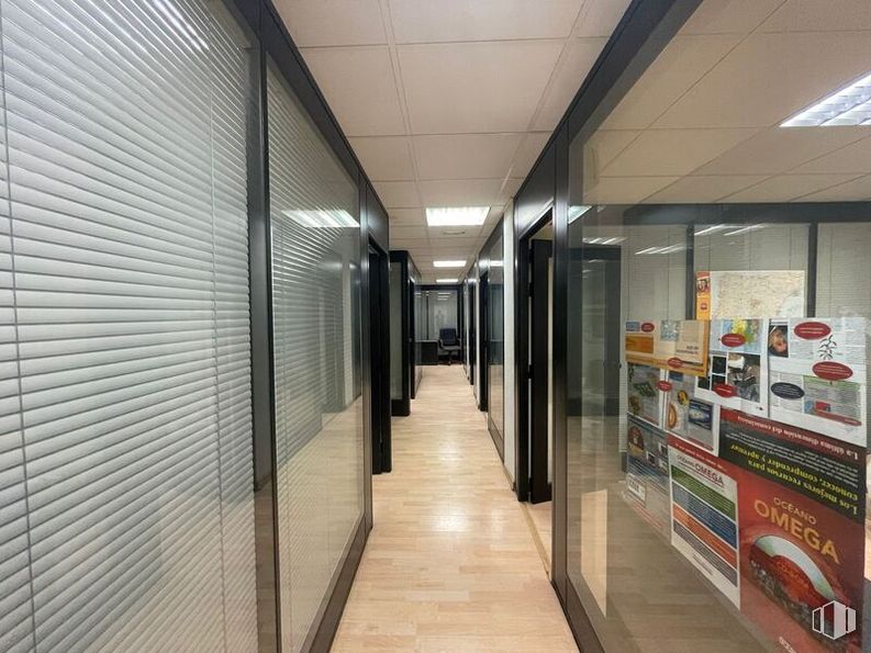 Oficina en venta en Zona Gaztambide, Chamberí, Madrid, 28015 con alumbrado, lámpara, propiedad, edificio, accesorio, suelo, suelos, puerta, techo y aluminio alrededor