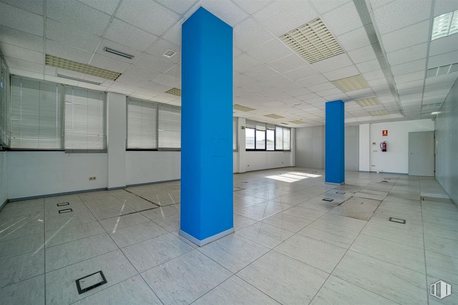 Oficina en alquiler y venta en Avenida Artesanos, 48, Tres Cantos, Madrid, 28760 con ventana, accesorio, hall, suelos, suelo, arte, techo, vidrio, espacio y edificio alrededor