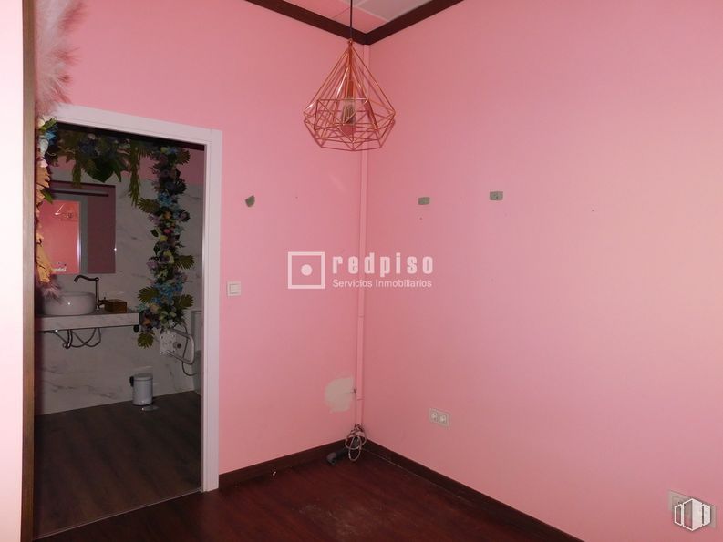 Retail for rent at C.C Perales del Carmen, Calle Groenlandia, 6, Getafe, Madrid, 28909 with lighting, chandelier, wall, flooring, interior design, floor, ceiling, pink, room and home around