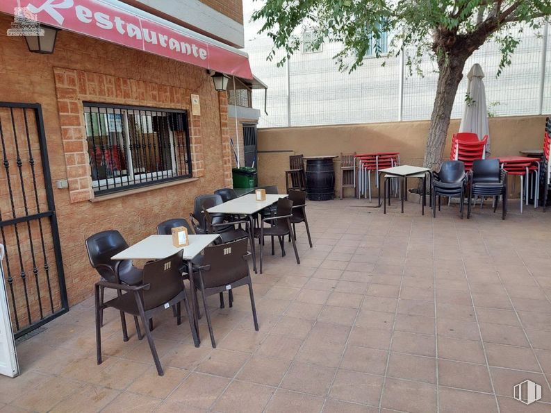 Retail for sale at Zona industrial, Mejorada del Campo, Madrid, 28840 with chair, table, building, property, window, tree, outdoor table, wall, public space and flooring around