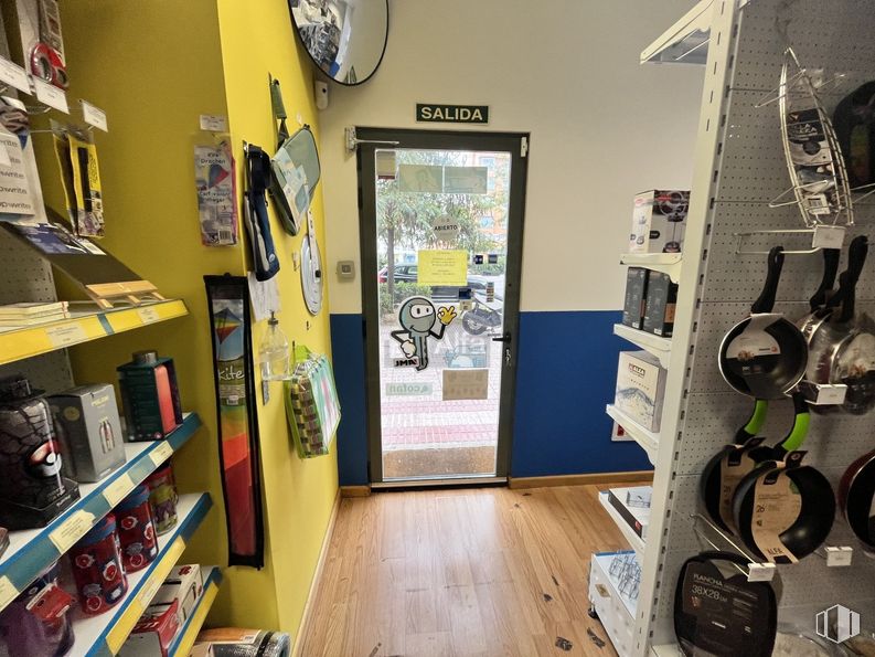 Retail for rent at Avenida Camino de Santiago, Fuencarral - El Pardo, Madrid, 28050 with door, shelving, furniture, shelf, bicycle wheel, bicycle tire, bicycle, retail, bicycles--equipment and supplies and picture frame around