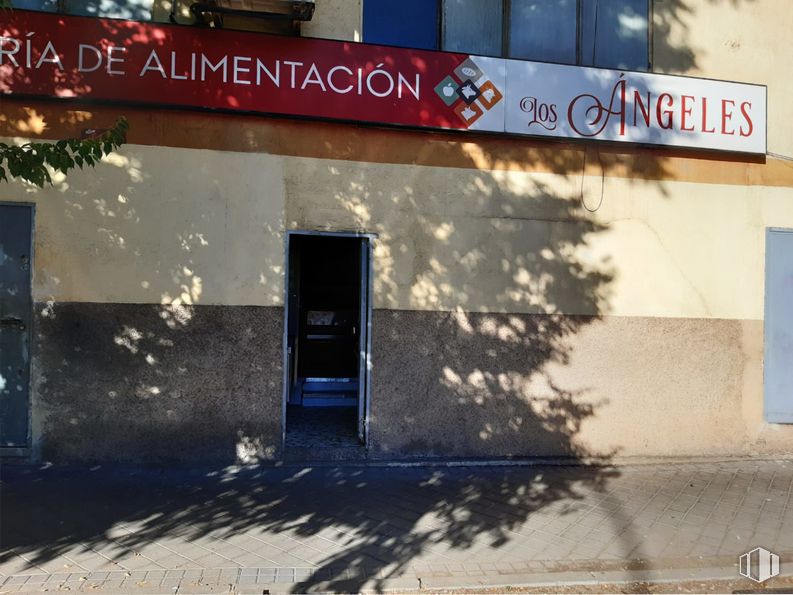 Local en venta en Calle Pan y Toros, 33, Villaverde, Madrid, 28041 con ventana, puerta, edificio, fuente, fachada, inmobiliario, gas, tintes y matices, ciudad y señalización alrededor