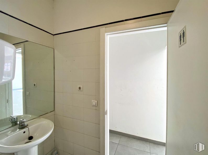 Retail for sale at Calle Manzaneque, Mora, Toledo, 45400 with sink, mirror, property, tap, bathroom sink, plumbing fixture, fixture, bathroom, interior design and fluid around