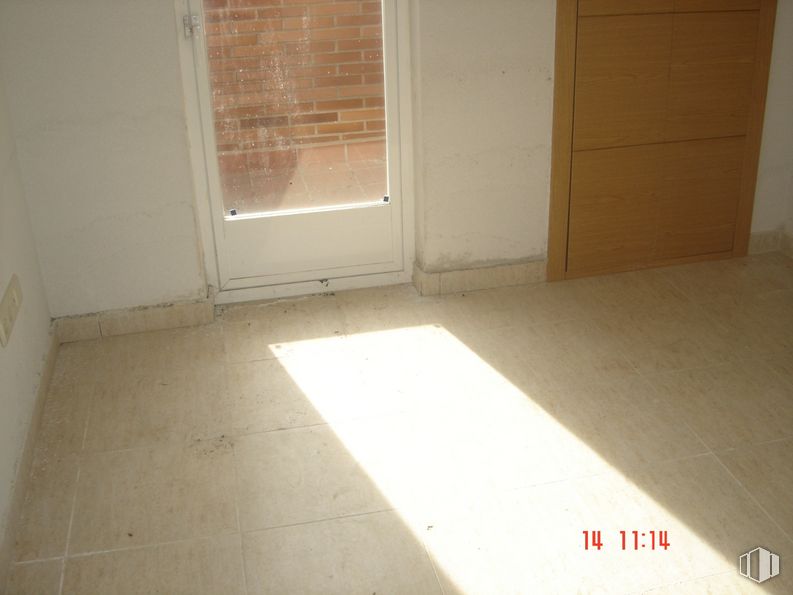 Local en alquiler y venta en Calle Madrid, 15, Torres de la Alameda, Madrid, 28813 con ebanistería, puerta, persiana de la ventana, madera, accesorio, suelo, piso, propiedad material, madera y rectángulo alrededor