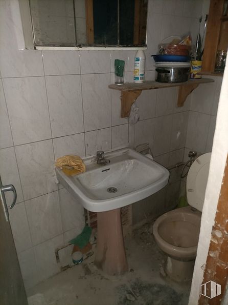 Nave en alquiler en Calle Alcaudón, Carabanchel, Madrid, 28019 con fregadero, inodoro, grifo, lavabo de baño, accesorio de fontanería, morado, baño, espejo, fluido y piso alrededor