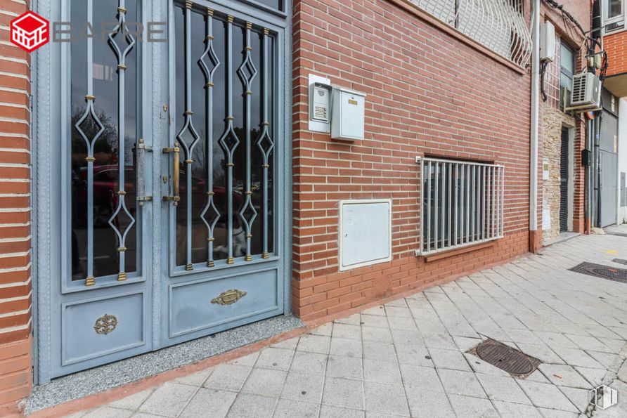 Nave en venta en Casco urbano, Leganés, Madrid, 28914 con ventana, puerta, edificio, madera, accesorio, albañilería, ladrillo, pared, inmobiliario y superficie de la carretera alrededor