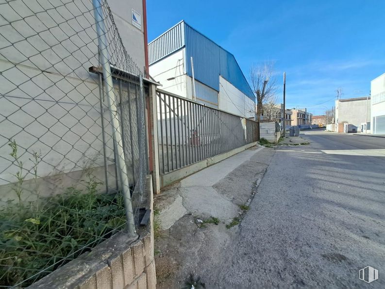 Nave en alquiler y venta en Camino Ancho, Daganzo de Arriba, Madrid, 28814 con edificio, cielo, superficie de la carretera, lote de terreno, valla, asfalto, material compuesto, acera, gas y alquitrán alrededor