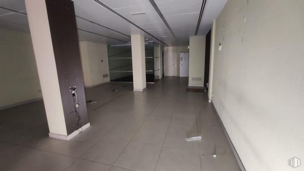 Retail for sale & for rent at Zona Comillas, Carabanchel, Madrid, 28019 with fixture, architecture, flooring, floor, wall, hall, ceiling, glass, composite material and aluminium around