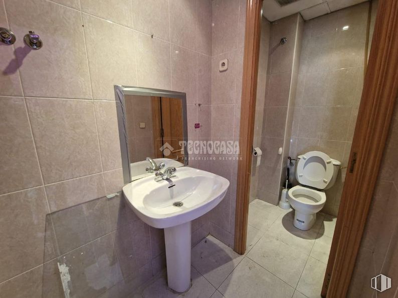 Local en alquiler en Zona Centro, Pinto, Madrid, 28320 con inodoro, fregadero, espejo, grifo, accesorios de fontanería, propiedad, fotografía, lavabo, morado y edificio alrededor