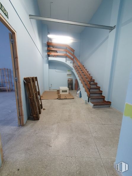 Retail for rent at Avenida Portugal, Talavera de la Reina, Toledo, 45600 with wood, stairs, flooring, floor, fixture, ceiling, building, hall, hardwood and handrail around