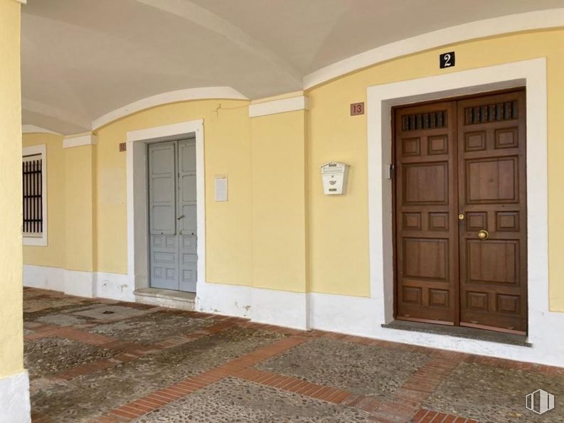 Retail for rent at Zona Colonia Cortijo San Isidro, Aranjuez, Madrid, 28300 with door, building, fixture, wood, paint, interior design, home door, floor, real estate and facade around