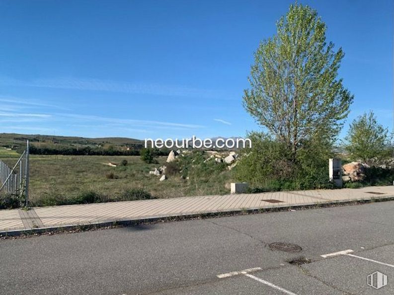 Land for sale at Calle Jesús Grande Aparicio, Ávila, 05002 with sky, plant, road surface, cloud, asphalt, tree, land lot, thoroughfare, tar and natural landscape around