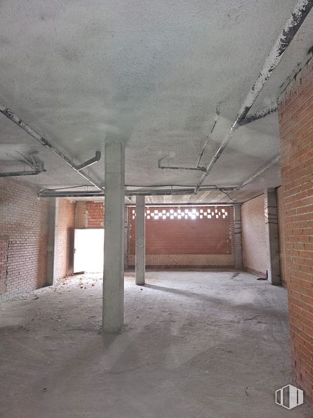 Retail for sale & for rent at Calle Juan Genovés, Torrejón de Ardoz, Madrid, 28850 with floor, ceiling, flooring, composite material, brickwork, brick, concrete, building material, column and daylighting around