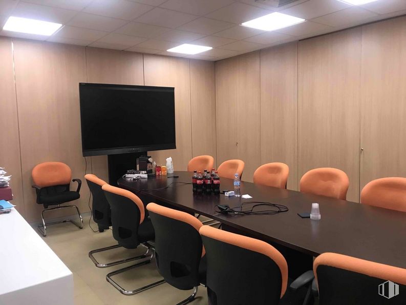 Oficina en alquiler en Zona empresarial, San Sebastián de los Reyes, Madrid, 28700 con silla, mesa, televisión, mueble, interiorismo, ordenador, mesa de conferencias, edificio, escritorio y suelos alrededor