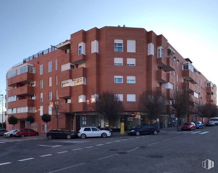 Retail for sale at Calle Presidente Felipe González, 4, Arganda del Rey, Madrid, 28500 with car, building, sky, daytime, window, property, vehicle, wheel, tree and neighbourhood around