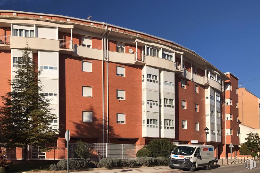 Retail for sale & for rent at Avenida Pablo Iglesias, 12, Tarancón, Cuenca, 16400 with van, building, plant, window, sky, tire, wheel, tree, condominium and urban design around