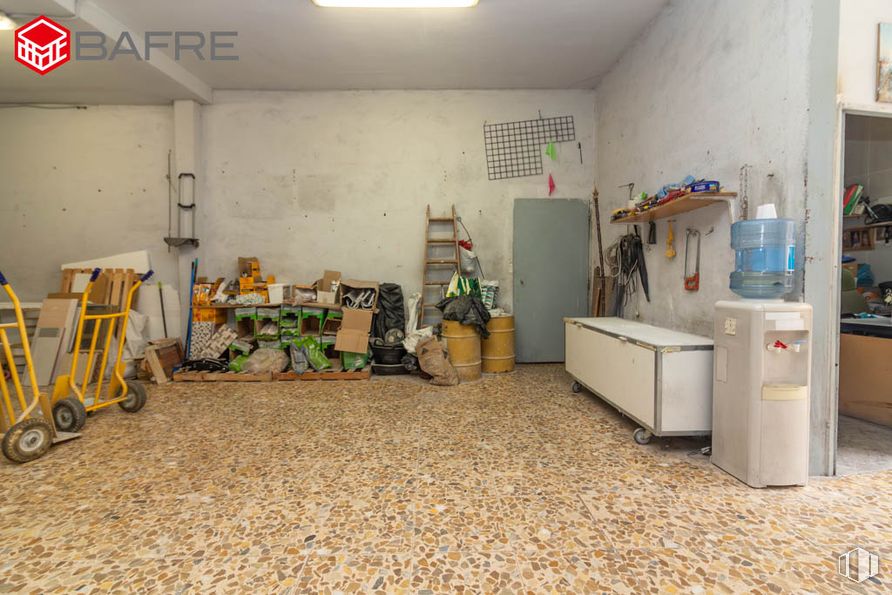 Retail for sale at Calle Peña Veiga, Villa de Vallecas, Madrid, 28031 with floor, flooring, building material, shelving, plywood, shelf, basement, workshop, garage and tile flooring around