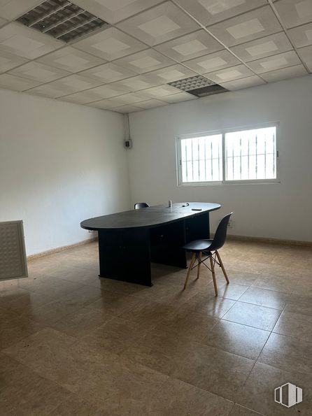 Nave en alquiler en Zona Industrial, Lominchar, Toledo, 45212 con ventana, silla, escritorio, mesa, mueble, suelos, suelo, interiorismo, techo y vidrio alrededor