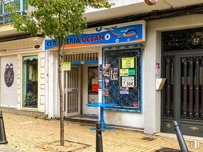 Local en venta en Calle San Vicente, 32, Getafe, Madrid, 28901 con puerta, ventana, accesorio, árbol, edificio, fachada, bienes raíces, gas, área urbana y ciudad alrededor